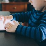 Smartphone come baby-sitter: i rischi per il benessere dei bimbi