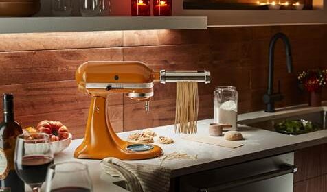 Il nuovo colore Honey veste l’iconico Robot da Cucina Artisan e il Frullatore K400 di KitchenAid