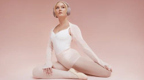 Zara Larsson lancia le nuove esclusive cuffie Smoky Pink di Sony